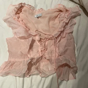 Rosa topp - Säljer min super fina rosa topp. Helt oanvänd, mycket bra skick. Sitter så snyggt på💓