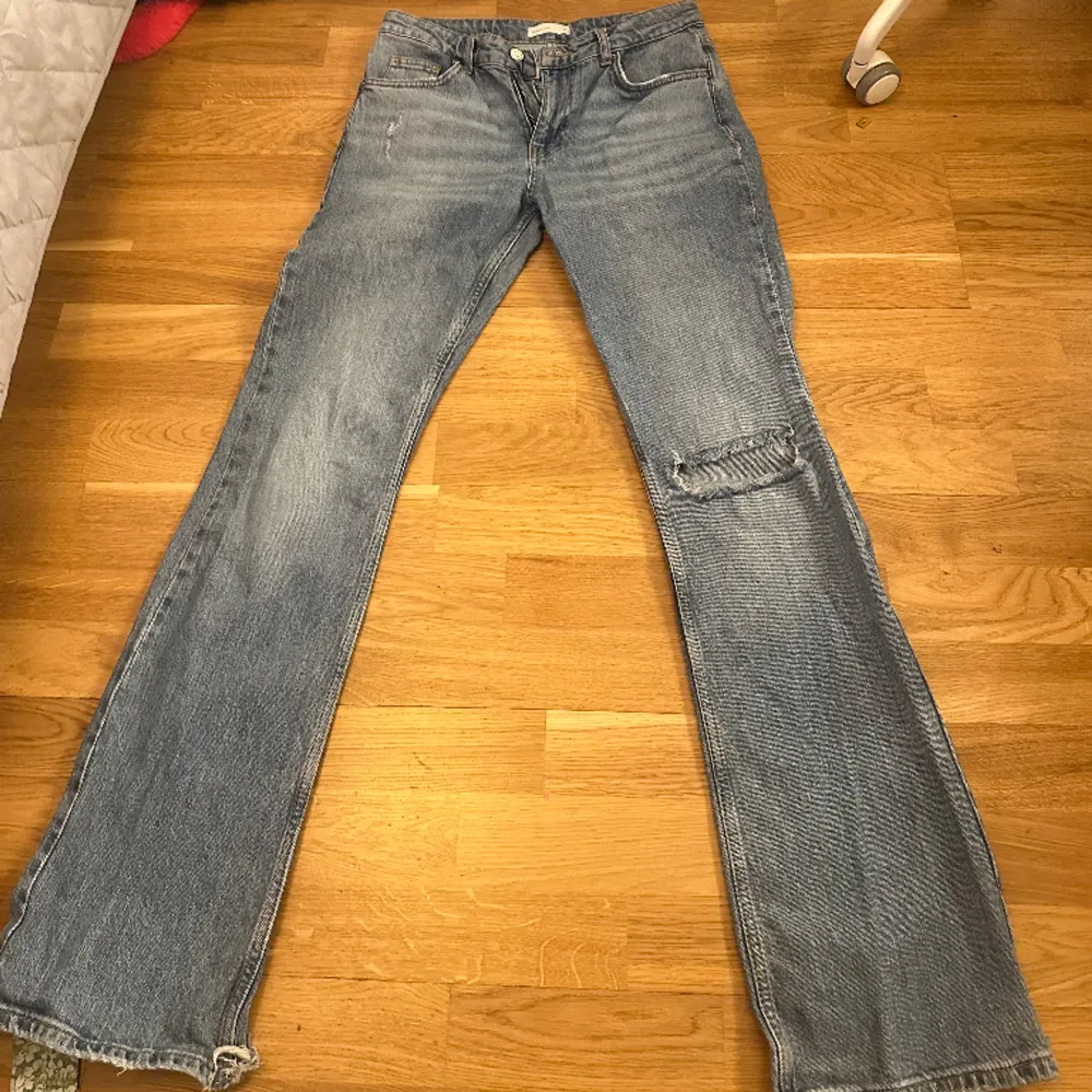 Säljer dessa super finna jeansen i storlek 38, dem är mid waist och väldigt bra skick. Dem sitter väldigt bra överallt och längden är perfekt för dem flesta. . Jeans & Byxor.