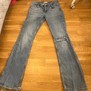 Mid waist jeans - Säljer dessa super finna jeansen i storlek 38, dem är mid waist och väldigt bra skick. Dem sitter väldigt bra överallt och längden är perfekt för dem flesta. 