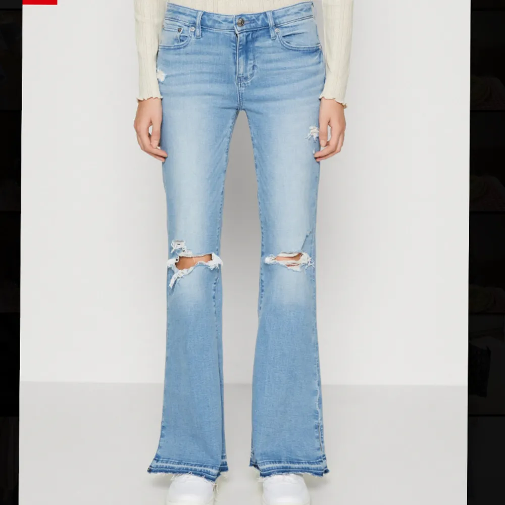 Säljer dessa lågmidjade jeans från american eagle, sidan hade väldigt annorlunda storlekar skulle säga att den sitter som en M (36/38) nypris: 1200kr säljer för 700 men pris kan diskuteras💓(hon på bilden är 167cm). Jeans & Byxor.