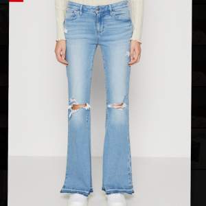 Säljer dessa lågmidjade jeans från american eagle, sidan hade väldigt annorlunda storlekar skulle säga att den sitter som en M (36/38) nypris: 1200kr säljer för 700 men pris kan diskuteras💓(hon på bilden är 167cm)