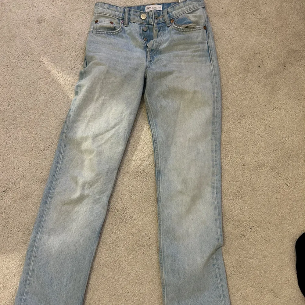 Ett par ljusblå lågmidjade jeans från zara i storlek 32. Jättebra skick!. Jeans & Byxor.