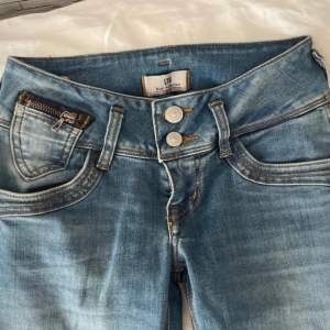 Ltb lowrise straight jeans! Svinsnygga med coola detaljer!! Tryck gärna på köp nu!💕🙌🏼🔥