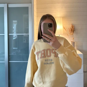 Sweatshirt från Gina tricot  - Säljer min tröja från Gina tricot som inte längre finns att köpa och är i fint skick!!