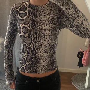 Långärmad tröja i ormskinn - En så snygg långärmad tröja i ormskinn från Gina som inte finns i kollektionen längre. Materialet är jättemjukt och skicket är perfekt 🤍