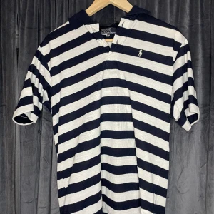 Ralph lauren short sleeve piké - Säljer denna fina Ralph lauren pike som varit använd några gånger men är fortfarande i mycket fint skick.  Priset kan alltid diskuteras🙌🏻
