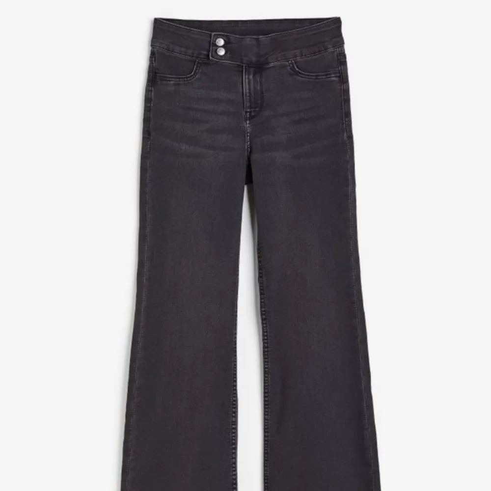 Svarta utsvängda jeans med cool detalj. Långa i benen och inte så använda🖤. Jeans & Byxor.