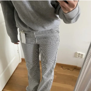 Mango Cargopants - Randiga byxor från Mango! Bilder är från tjejen jag köpte de av. Prislappen är borta men dem är bara använda 2ggr❤️❤️ Storlek 36. (Klippta vid förterna som synd på 2a bilden)