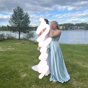 Balklänning  - Kollar intresset på min balklänning, väldigt fint skick det enda är att det är en fläck nere vid fötterna men som man inte alls tänker på då den är så ljus. Mitt förslag på pris är 2700 men detta kan diskuteras. Jag är 159 cm lång