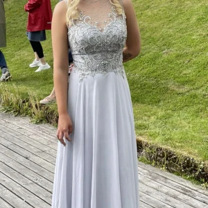 Balklänning - Balklänning i mycket fint skick, endast använd 1 gång. Passar mig som är 163, hadde även klackar med låg klack på mig. Köptes på bröllopsbutik för 5000kr Vill ha 2800 för den, eller bud.  Tveka inte om du har frågor, skickar fler bilder vid intresse