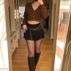 H&M Kofta - Brun Stickad Kofta från H&M i storlek XS. Köparen betalar för frakten🥰❤️