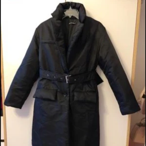 Vår Jacka  - Fin och varm vårjacka, använd 2 gånger så därför i nyskick. köpt för 899kr på pretty Little things, storlek 34 Djur och rökfritt hem  Passa på att köpa den nu med fri frakt 