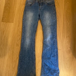 Lågmidjade jeans -  lågmidjade jeans från brandy, väl använda därför är dom lite slitna längst ner