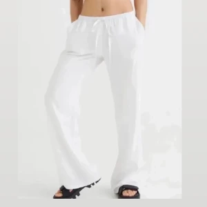 Lågmidjade vita linnebyxor - Säljer dessa supersnygga vita linnebyxorna från hm, som är slutsålda. Säljer pga att dem blivit för små. Låg midja. Storlek xs, passar som s också. Hör gärna av dig vid intresse eller andra frågor❤️