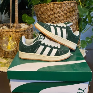 Adidas Campus 00’s Green - Hej, säljer ett par populära Adidas Campus sneakers i mörkgrön. Endast testade några gånger. Extra skosnören medföljer. Storlek 37 1/3 men passar mindre. Populär & slutsåld färg. Pris kan diskuteras. Hör av dig i DM vid frågor. 
