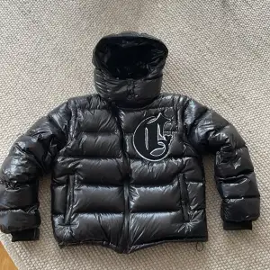 Helt ny corvidae pufferjacket! Årets modell beställd från deras egna hemsida och kvitto finns. Storlek Small men passar Medium också. Säljer pga att jag känner att det inte riktigt var min stil tyvärr men jävligt fet jacka med avtagbara ärmar💯💯