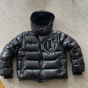 Corvidae Puffer - Helt ny corvidae pufferjacket! Årets modell beställd från deras egna hemsida och kvitto finns. Storlek Small men passar Medium också. Säljer pga att jag känner att det inte riktigt var min stil tyvärr men jävligt fet jacka med avtagbara ärmar💯💯
