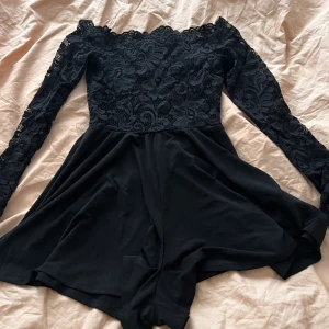 Jumpsuit  - Väldigt fin jumpsuit med spets överdel. Helt underbar till sommaren men tyvärr är den för liten för mig så har aldrig kunnat använda den så den är helt oanvänd. 