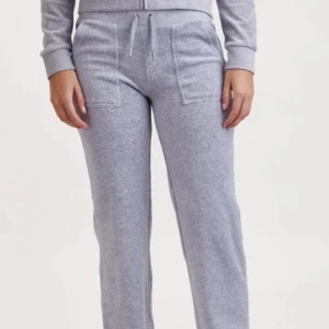  Juicy Couture - Säljer dessa super fina juicy byxor som är i bra skick.🥰🥰