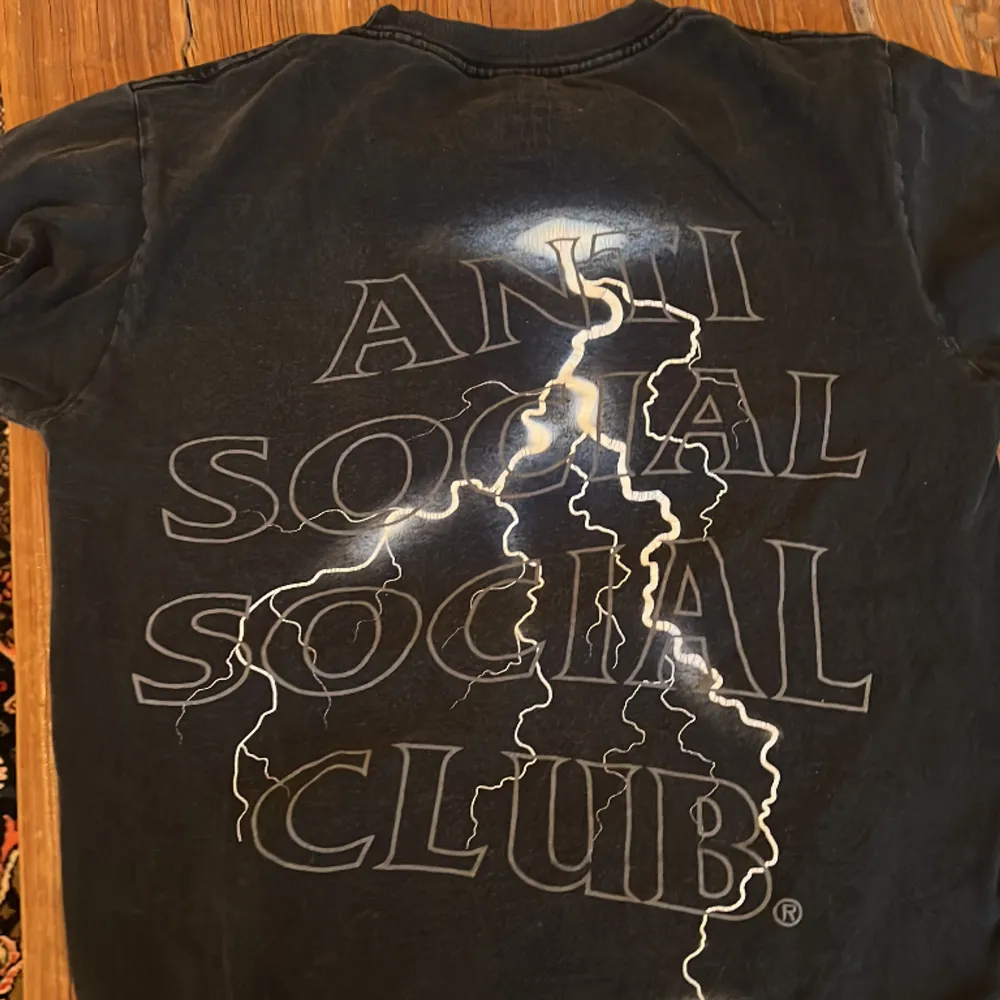 En Anti Social Social Club T-Shirt som jag säljer då den inte passar mig längre. Har använt den rätt så mycket, börjar bli ett litet hål under ena armhålan men utöver det inga fel.. T-shirts.