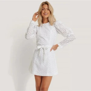 Studentklänning - Jätte fin broderad klänning, perfekt till studenten. Använd 1 gång.