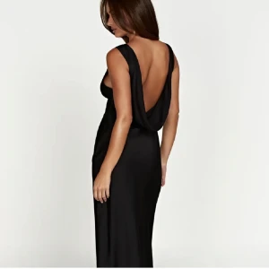 Meshki klänning - En så vacker klänning med öppen rygg från Meshki. Endast använd en gång. Den är uppsydd för att passa mig som är 165cm (passar mig då jag har klackar). Köpt för 1400kr. För fler egna bilder är det bara att skriva😚💕