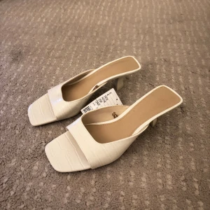 Klackar  - Säljer dessa superfina vita klackarna. Dom är helt oanvända och prislappen sitter fortfarande på