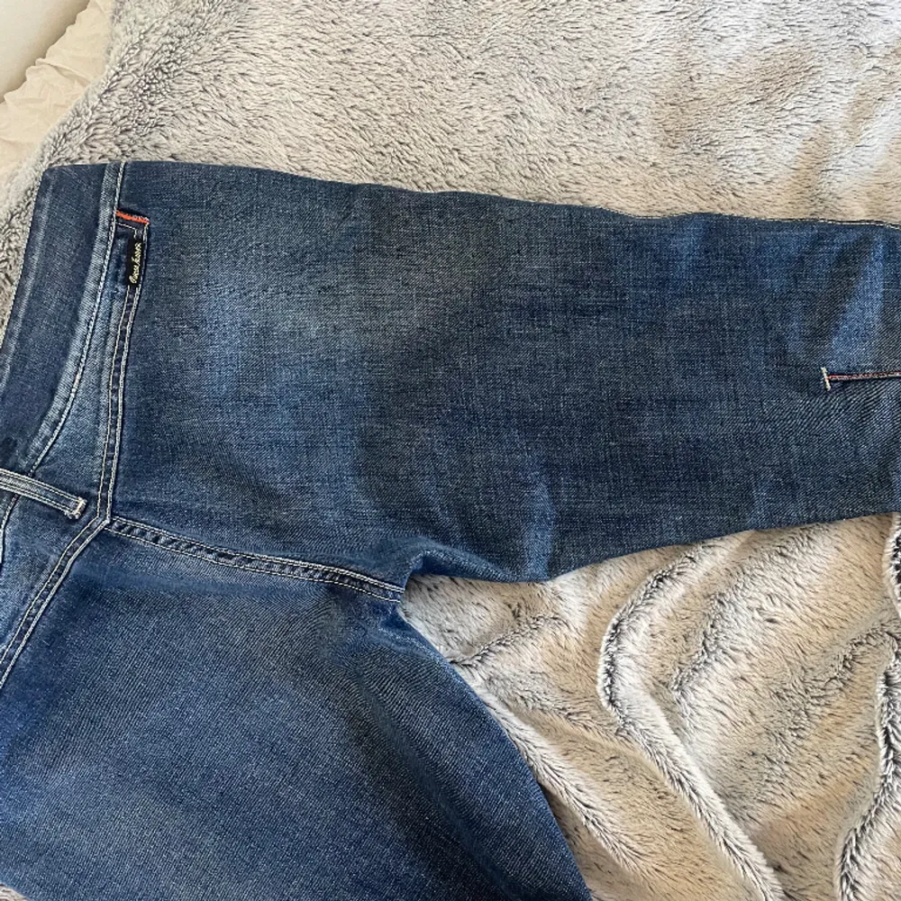 Sjuuuuukt coola utsvängda low waist jeans från Guess!! Tyvärr passar de inte mig så får lov att sälja vidare dem! Älskar alla detaljer så mycket 😍 Står ”32” på lappen så det är midjemåttet alltså <3. Jeans & Byxor.