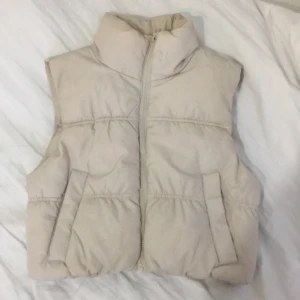 Väst - Väst som sitter jättebra och är perfekt till våren, kommer tyvärr inte till användning. Läs bion före du köper.