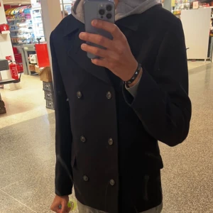 Kappa  - Säljer just nu en snygg mörkblå kappa\overshirt passar perfekt nu till våren. 9/10 skick sparsamt använd hör gärna av er vid fler funderingar eller frågor🙌🥂