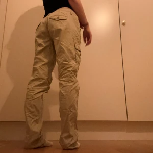 Lowwaist cargo pants - Så snygga lågmidjade cargobyxor som tyvärr är lite för stora i midjan på mig. Inköpta för 500 kr och i väldigt bra skick, nästan aldrig använda. 