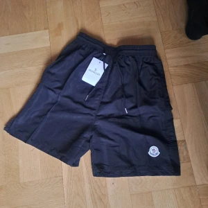 Moncler Swim Shorts - Helt oanvända/nya Moncler badbyxor säljes.