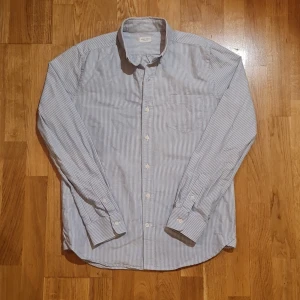 A days march randig skjorta - Säljer denna randiga skjorta från A Days March. Liknar ralph lauren skjortorna väldigt mycket i material. Storlek M men kan passa S också Väldigt bra skick. Perfekt till sommaren!