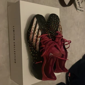 Adidas predcop x FG - Tjena säljer dessa riktigt sällsynta Adidas fotbollskor! Köptes på unisport och har användits en säsong, nypris är 3200. Inga defekter förutom i fram att dom har blivit lite uppslitna. Annars inget fel och är extremt sköna. Priset är förhandlingsbart
