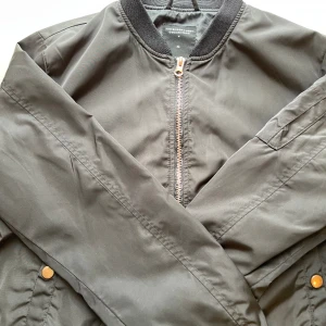 Bomberjacka - En super snygg ofodrad bomber jacka i storlek S, liten defekt på ena ärmen, se blid 3.