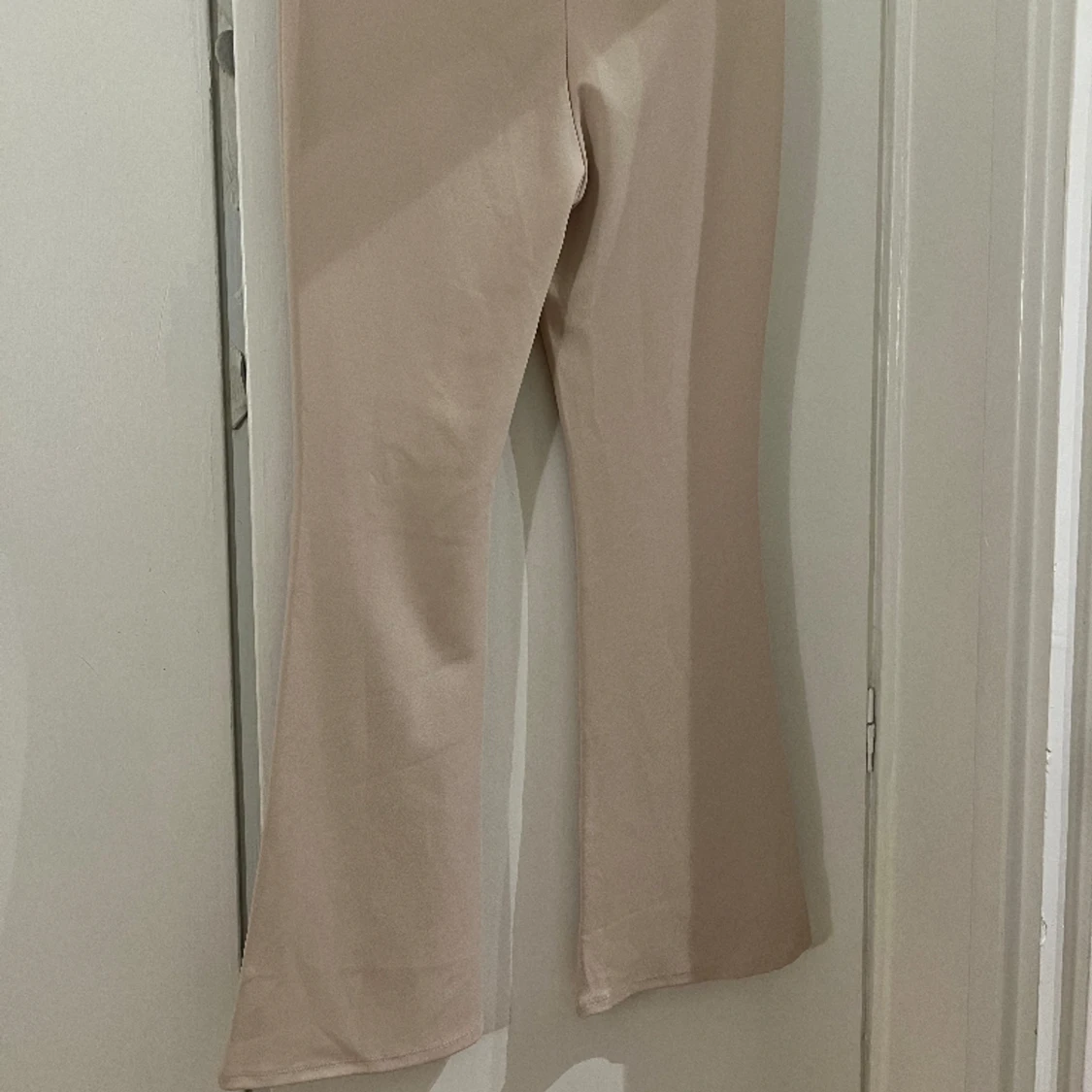 Flared beige byxor från H&M - 90