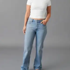 Säljer mina as snygga lågmidjade jeans från Gina Tricot då dem tyvärr är för små för mig! Inga defekter alls och passar så bra till allt, storlek 36. Nypris = 500kr & Mitt pris = 200! Det är bara att säga till om ni har några frågor! 
