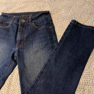 Ett par mörkblåa jeans köpte från secondhand med broderade detaljer på fickorna. Säljer då de är förstora för mig som egentligen är en storlek 34-32. Jeansen så gott som nya och har inga synliga defekter!