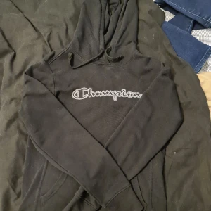 Hoddie - Använt i medelt skick Missfärgad fläck på kanten av ärmen