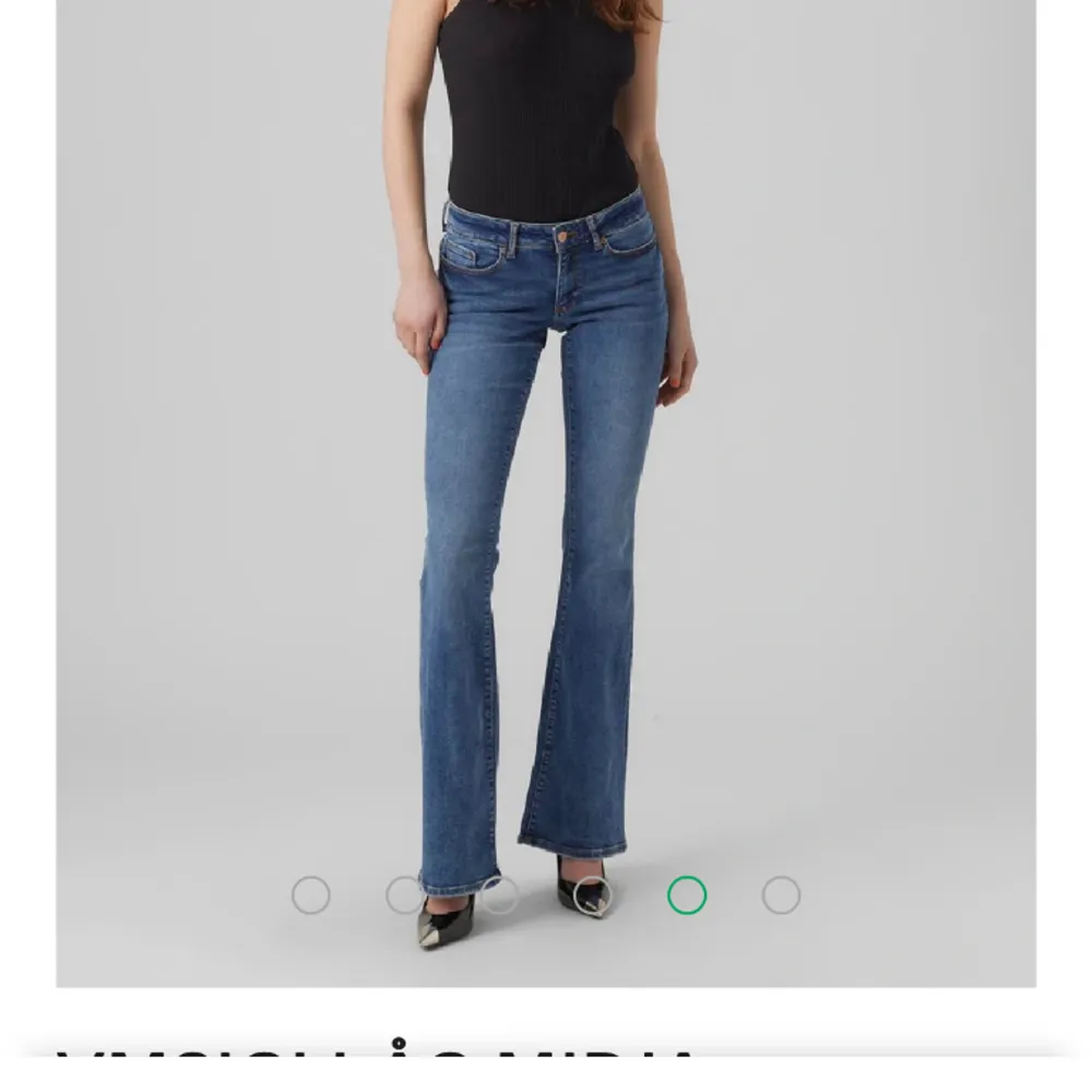 Säljer världens skönaste snyggaste jeans. Säljer då de är för små tyvärr. Nypris 500kr, säljer för 200kr. Strlk är 28/32, ungefär S-M. Passar mig i längden då jag är 170cm. Jeans & Byxor.
