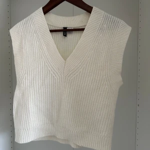 Stickad Väst H&M - Stickad väst från h&m i superfint skick! Använd 2 ggr . 
