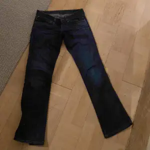 Hej! säljer ett par wrangler jeans i storleken W26 och L 32. säljer då dem är för små, dem är låg lågmidjade och tycker att modellen är väldigt fin!   skriv för fler frågor 💕