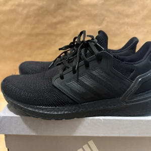 Adidas ultraboost  - Adidas ultraboost storlek 46 2/3 bra skick 