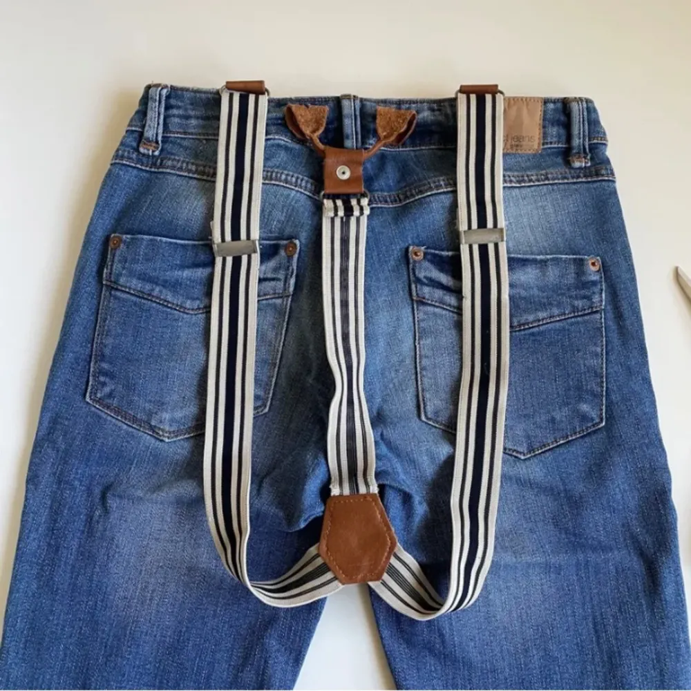 Jeans från Gina Tricot i storlek 34. Hängslen följer med, men går att ta av. Köparen betalar för frakten🥰❤️. Jeans & Byxor.