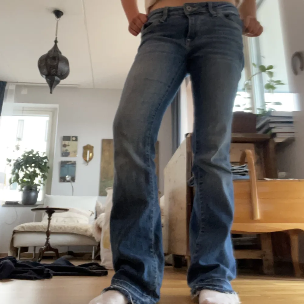 Pepe jeans  Väldigt sköna stretchiga så skulle säga att dom passar nån med 26-29 i midjestorlek Midjemått: 35cm rakt över Innerben: 78cm. Jeans & Byxor.