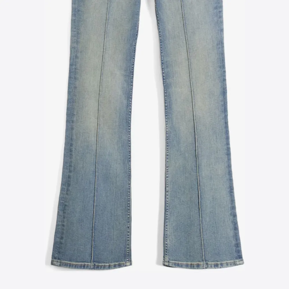 Säljer dessa ascoola jeans som, tyvärr, är förstora på mig som vanligtvis bär strlk. 36. Priset går att diskutera🫶🏽(Lånade bilder). Jeans & Byxor.