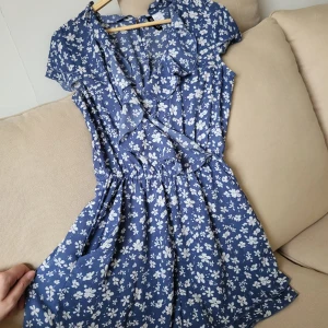 HM blommig playsuit - Jättesöt, lite v-ringning med dold knapp. Nästintill oanvänd och i nyskick 💙. Storlek: 34. Mått skickas på begäran, svarar på alla frågor.