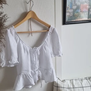 Sommartopp 100% linne Zara - Sparsamt använd, ingenting att bmärka på. En underbart söt och romantisk topp. 