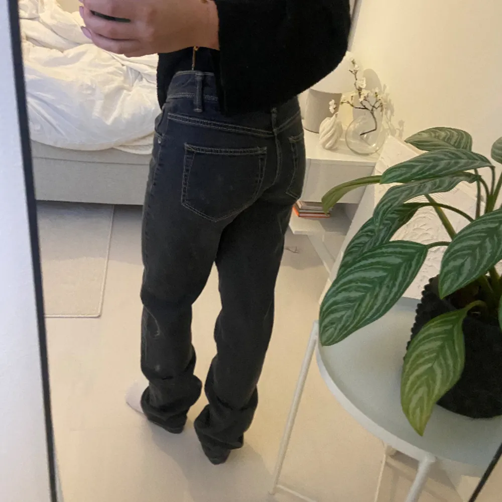 Ett par jenas utan defekter (de är för stora för mig) storlek 34❤️(sydda i skrevet för att de ska vara mer Lågmidjade). Jeans & Byxor.