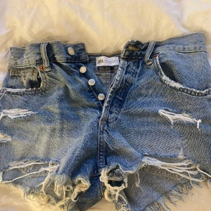 Jeansshorts zara - Används ej, för små. Köpta för 400kr. Nytt skick, använda 3 ggr max